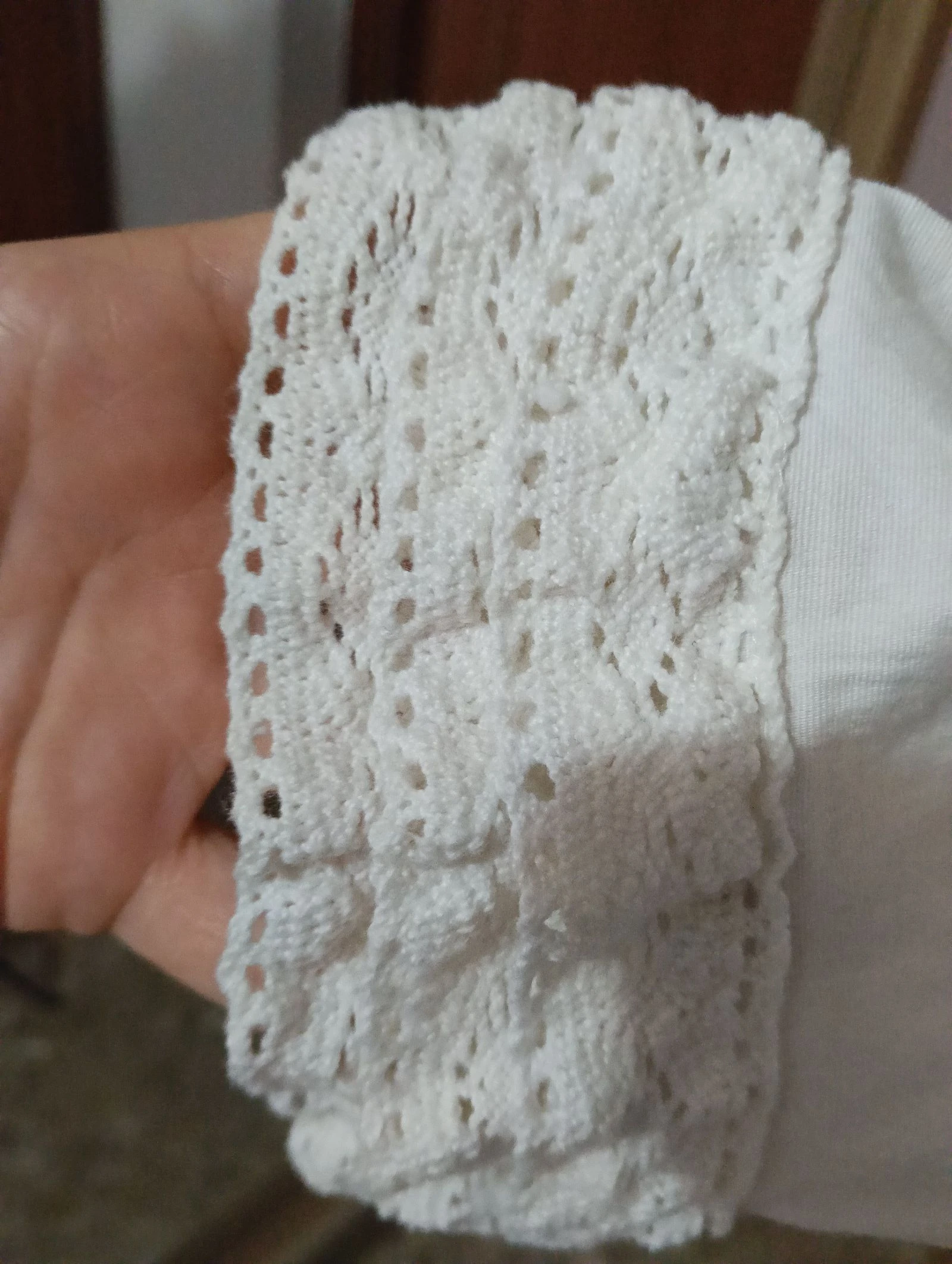 Witte blousejurk met kant, bedrukte rok en bijpassende riem – photo 9